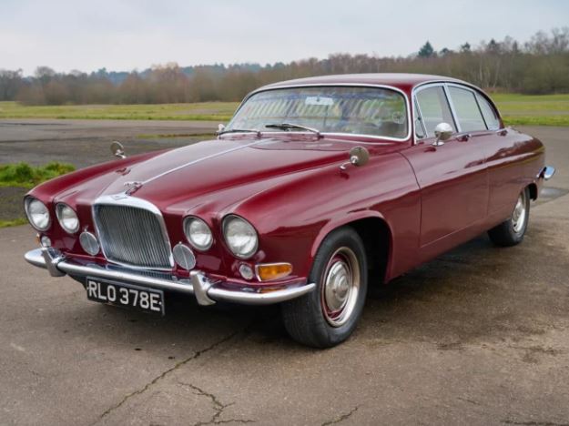 Jaguar Mk X rouge ayant appartenu à Madonna vue trois quarts avant en extérieur