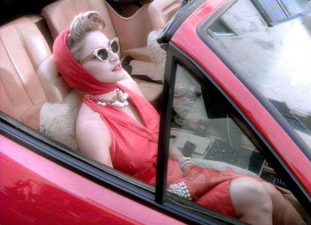 Madonna dans une Ferrari Mondial rouge dans le clip Material Girl
