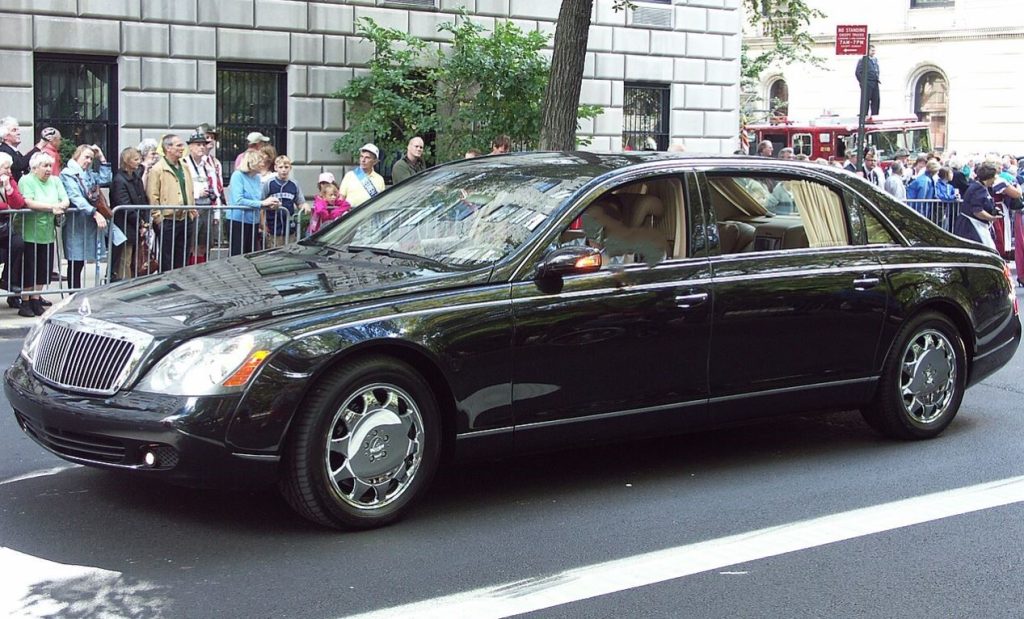 Maybach 62S limousine noire vue de profil dans une rue de New York