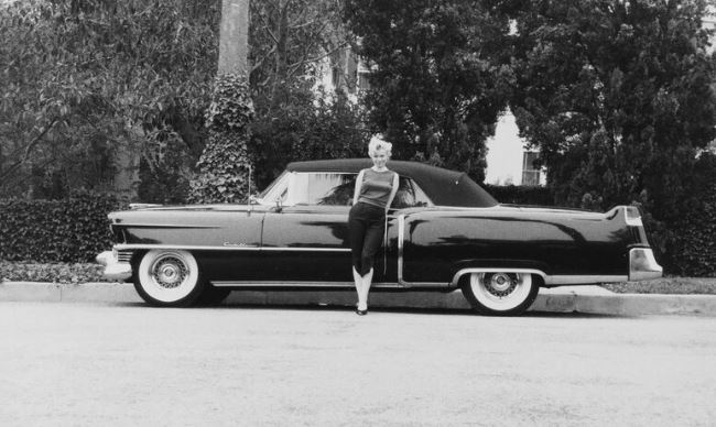 Marilyn Monroe devant une Cadillac noire des années 1950