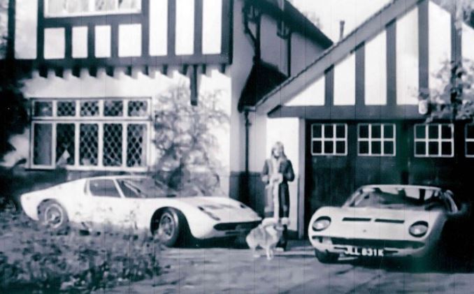 Deux Lamborghini Miura devant la maison de Rod Stewart dans les années 1970