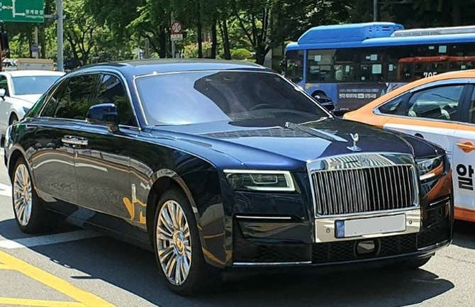 Rolls-Royce Ghost noire moderne appartenant à Rod Stewart