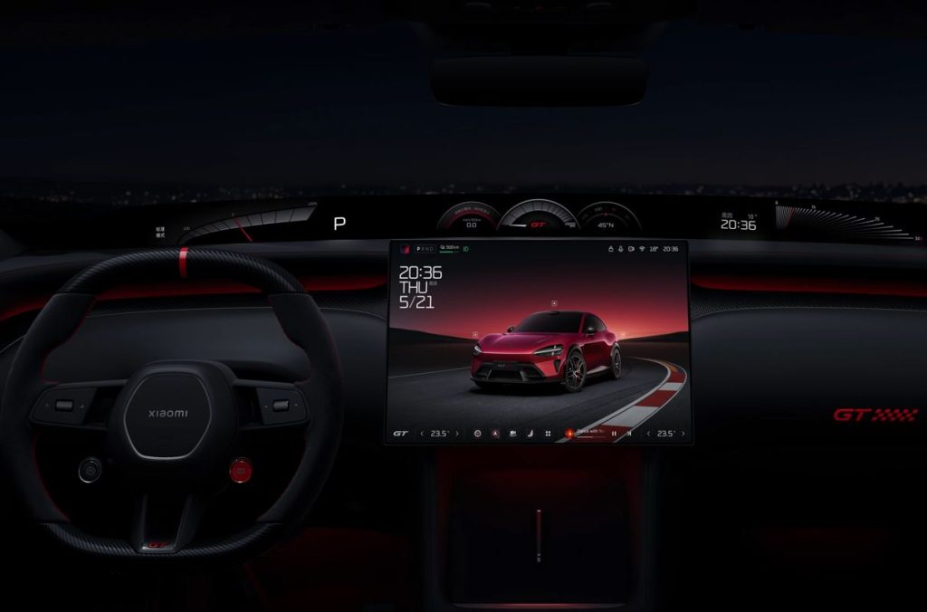 Cockpit numérique du Xiaomi YU7 GT avec grand écran central et ambiance rouge
