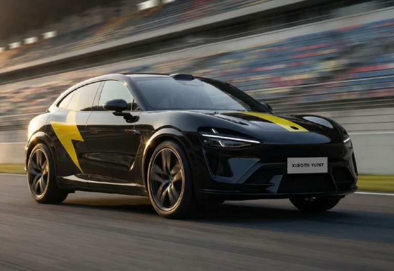 Xiaomi YU7 GT noir en mouvement sur circuit avec signature éclair jaune