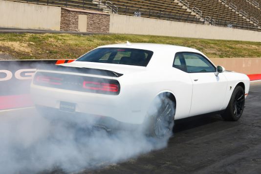 Burnout d'une Dodge Challenger avant un départ pour maximiser l'adhérence des pneus