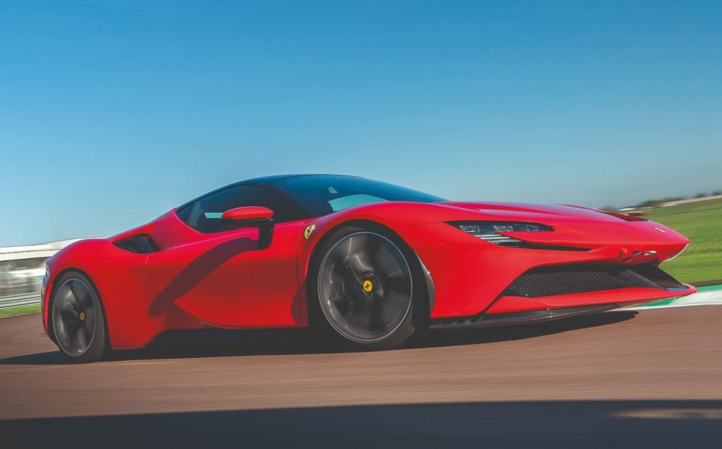 Ferrari SF90 Stradale, une supercar hybride aux accélérations impressionnantes