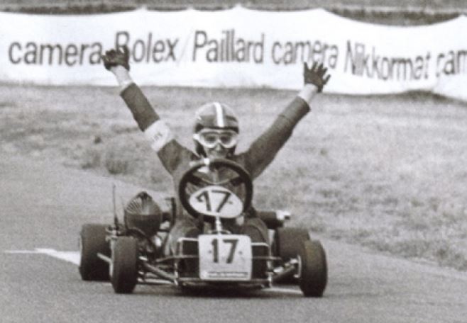 Alain Prost célébrant une victoire en karting au début de sa carrière sportive