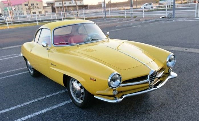 Alfa Romeo Giulia SS jaune stationnée vue trois-quarts avant