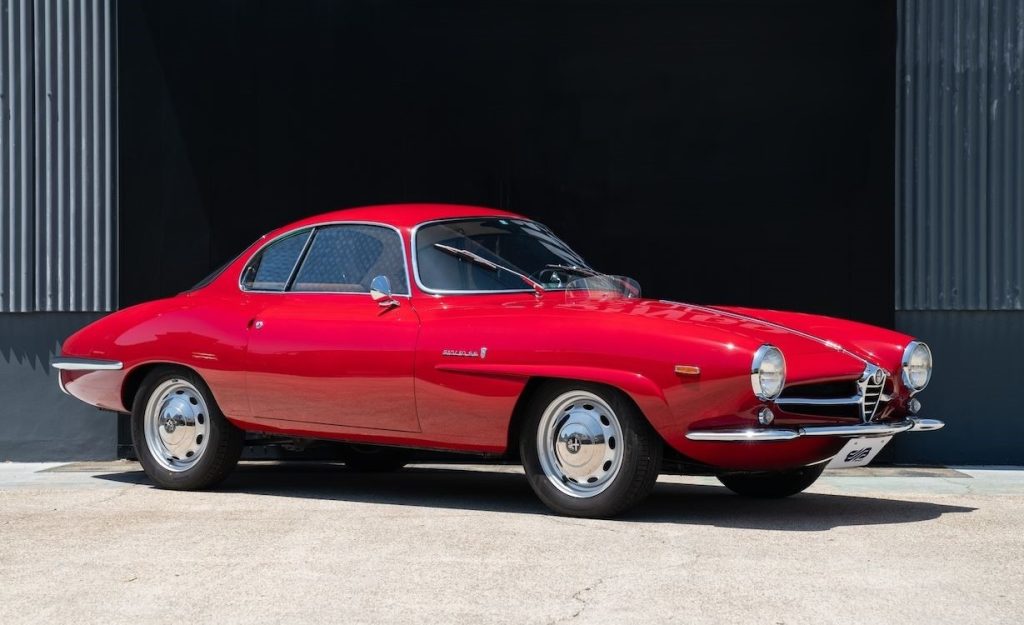 Alfa Romeo Giulia SS rouge de 1963 vue trois-quarts avant
