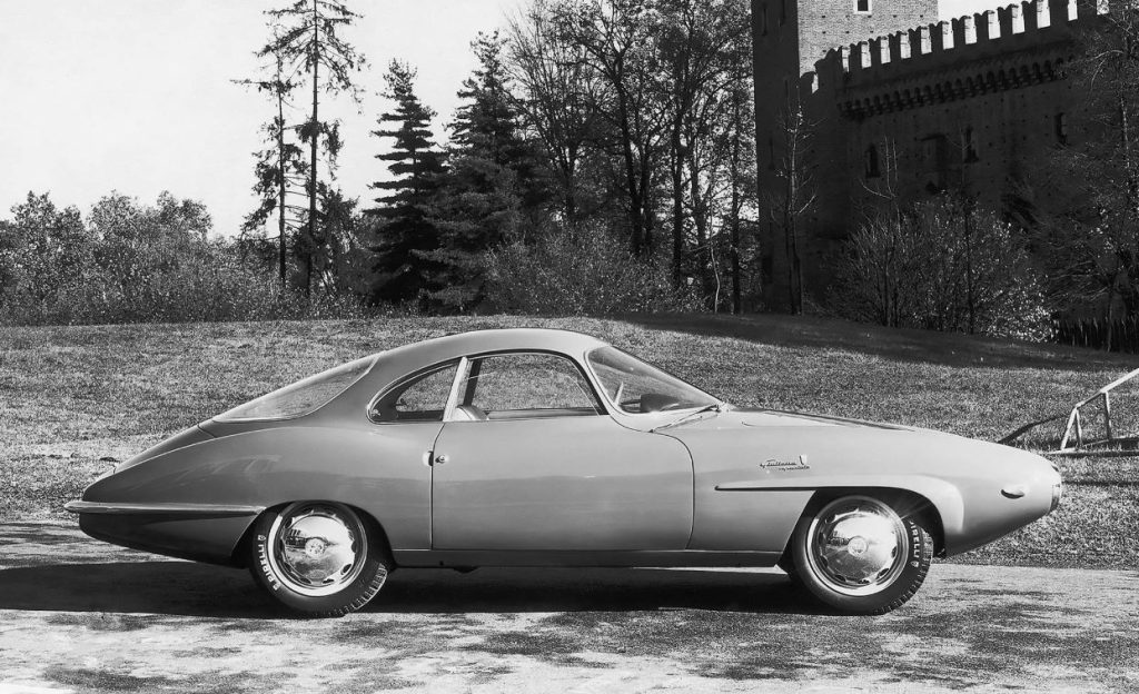 Profil aérodynamique d'une Alfa Romeo Giulia SS sur une photo d'époque
