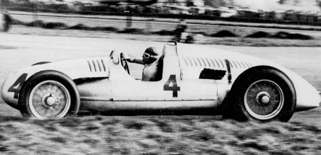 Tazio Nuvolari au volant d'une Auto Union de Grand Prix dans les années 1930