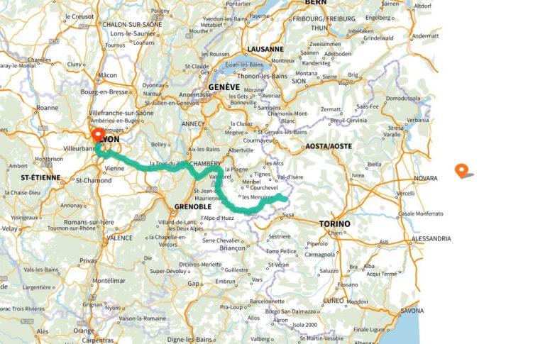 Calcul d'itinéraire entre Lyon et l'Italie sur cartes.gouv.fr, illustrant l'arrêt du parcours à la frontière française malgré une destination située à l'étranger.