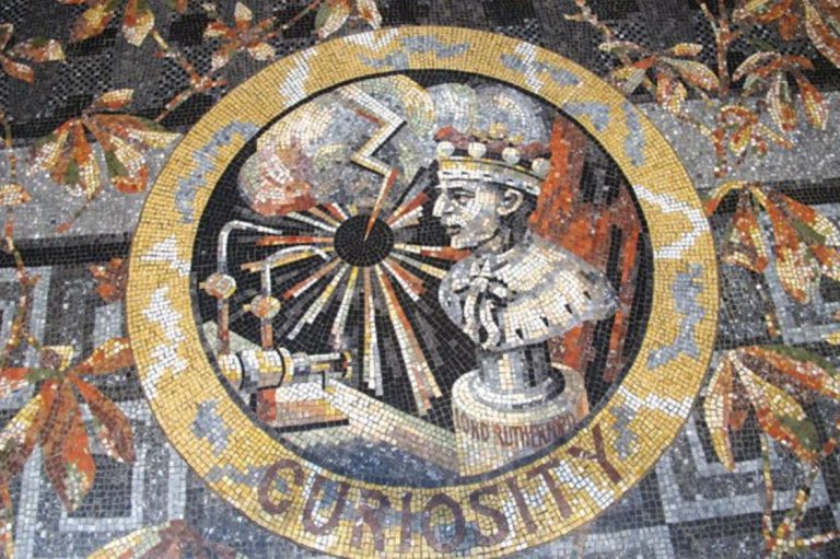Mosaïque représentant la Curiosité incarnée par le physicien Ernest Rutherford, symbole de la recherche scientifique et du désir de comprendre le monde.