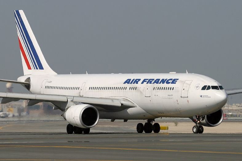 Avion Air France sur une piste d’aéroport illustrant l’affaire du vol Rio-Paris et les délais exceptionnellement longs de la justice française.