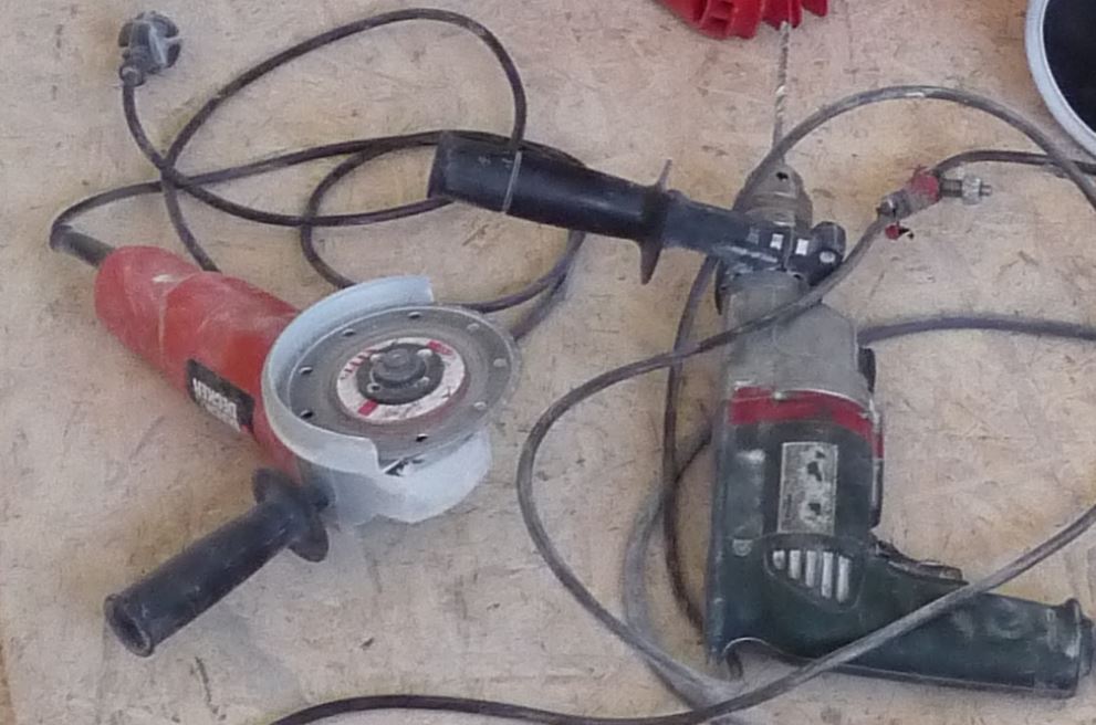Deux outils électroportatifs des années 1980-1990 encore en état de fonctionnement, illustrant la durabilité des équipements anciens.