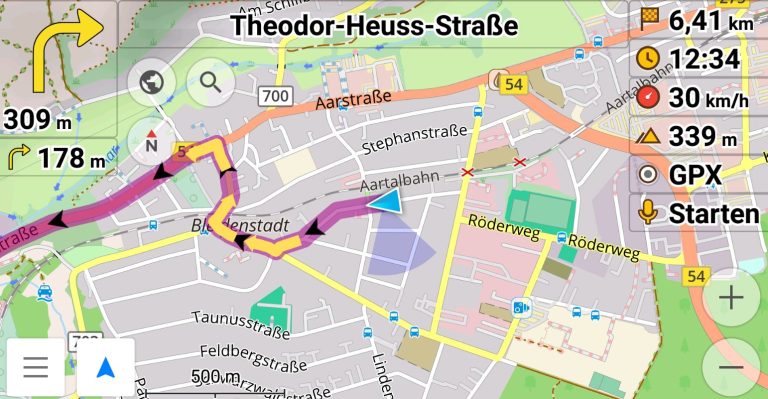 Capture d'écran d'un GPS automobile affichant un itinéraire détaillé en ville avec guidage vocal, distance restante et informations de circulation en temps réel.