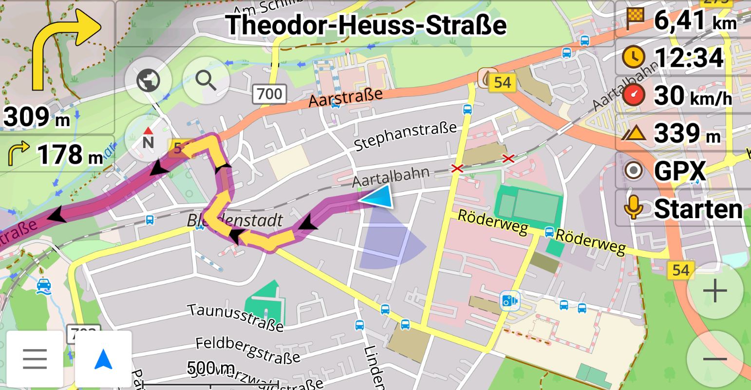 Capture d'écran d'un GPS automobile affichant un itinéraire détaillé en ville avec guidage vocal, distance restante et informations de circulation en temps réel.