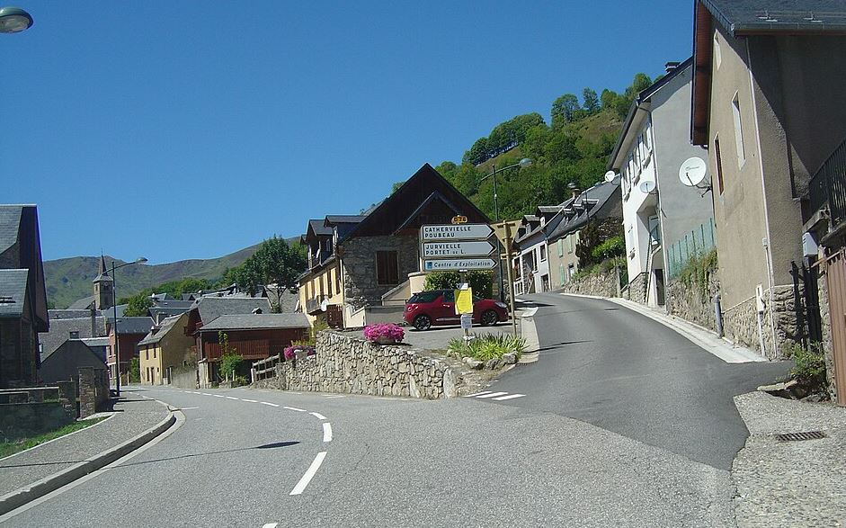 Carrefour dans un village de montagne avec plusieurs directions, illustrant les choix de parcours et les découvertes que réservent parfois les chemins imprévus.