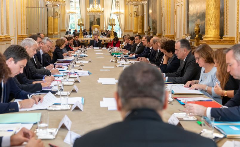 Réunion gouvernementale autour d'une grande table illustrant la professionnalisation de la vie politique française.