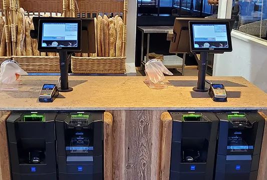 Système de paiement automatique dans une boulangerie illustrant la complexification de tâches autrefois très simples du quotidien.