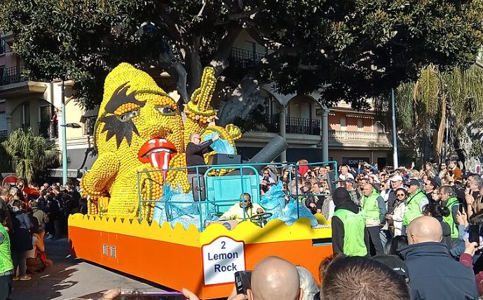 Char de la Fête du Citron de Menton décoré de milliers d'agrumes, défilant devant le public lors de cette tradition emblématique de la Côte d'Azur.