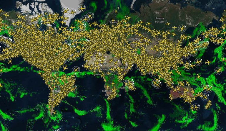 Carte mondiale du trafic aérien montrant des milliers d’avions en vol simultanément avant la fermeture de l’espace aérien russe liée à la guerre en Ukraine.