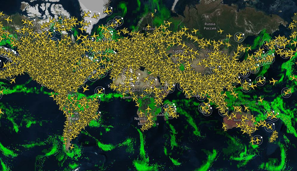 Carte mondiale du trafic aérien montrant des milliers d’avions en vol simultanément avant la fermeture de l’espace aérien russe liée à la guerre en Ukraine.