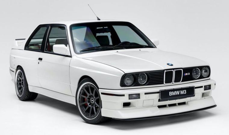 BMW M3 E30 blanche, première génération de la légendaire sportive BMW