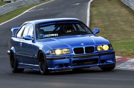 BMW M3 E36 bleue sur circuit, deuxième génération de la sportive bavaroise