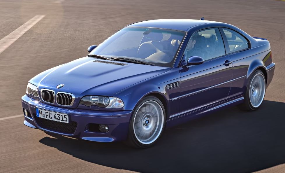 BMW M3 E46 bleue en mouvement, génération souvent considérée comme la plus équilibrée