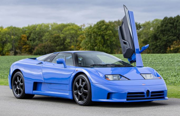 Bugatti EB110 avec porte en élytre ouverte