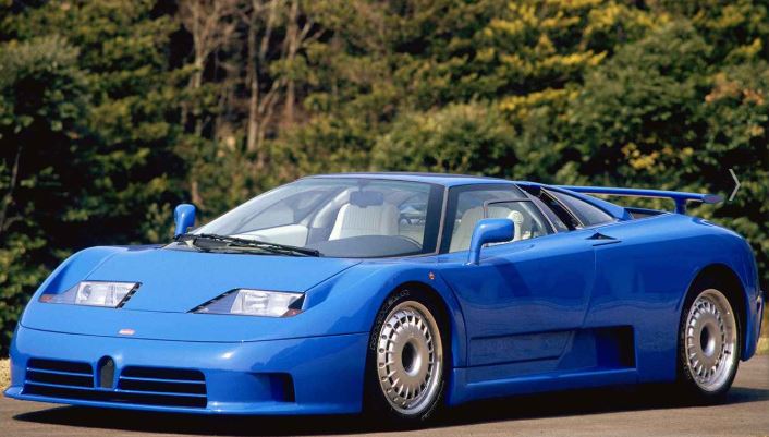 Bugatti EB110 bleue de 1991 vue de trois quarts avant