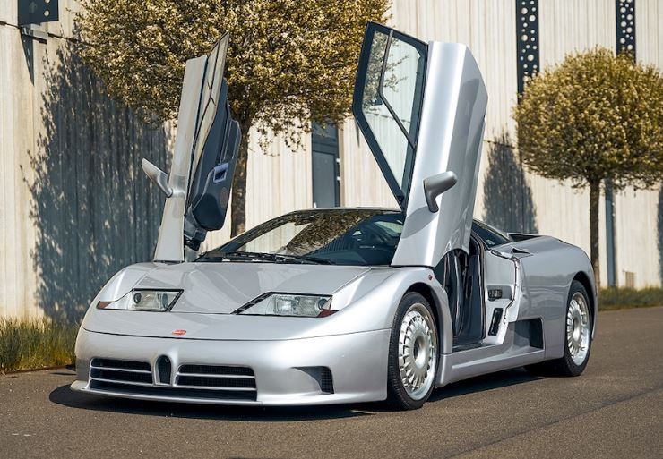 Bugatti EB110 argent avec portes en élytre ouvertes