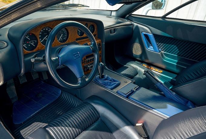 Intérieur de la Bugatti EB110 avec sellerie bleue et boîte manuelle