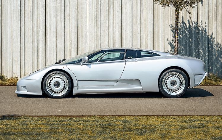 Profil latéral de la Bugatti EB110 argent
