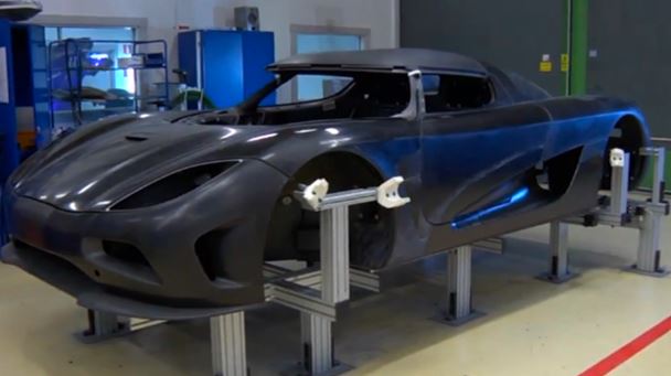 Coque carbone en cours de fabrication pour une hypercar haute performance