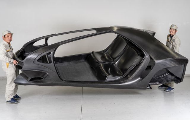 Structure monocoque en fibre de carbone illustrant la légèreté du matériau
