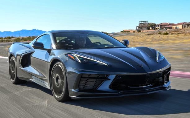 Chevrolet Corvette C8 noire en circulation sur route américaine