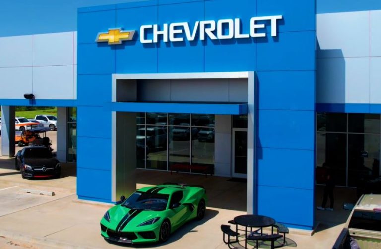 Facade concessionnaire Chevrolet avec logo et nom
