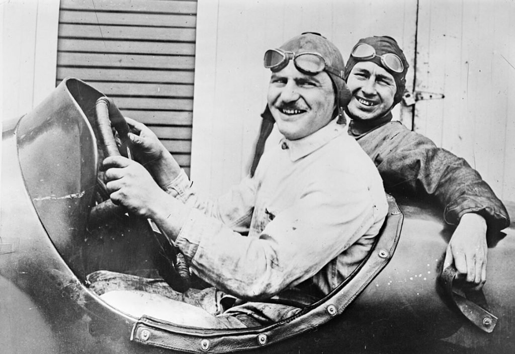 Louis Chevrolet au volant d'une voiture de course au début du XXe siècle