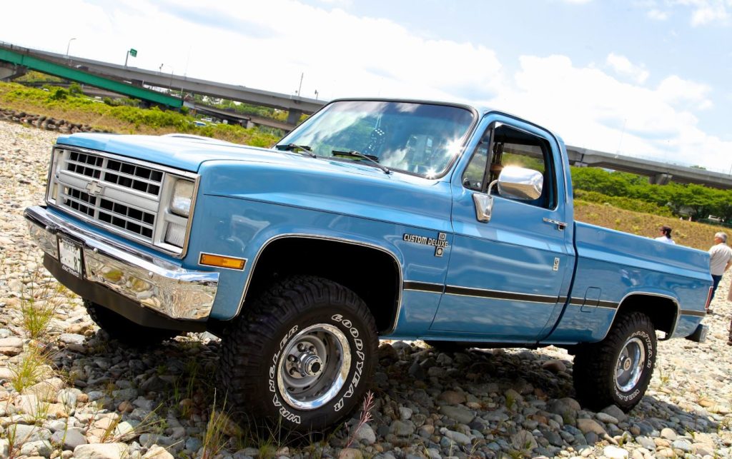 Pick-up Chevrolet bleu des années 1980 photographié en extérieur