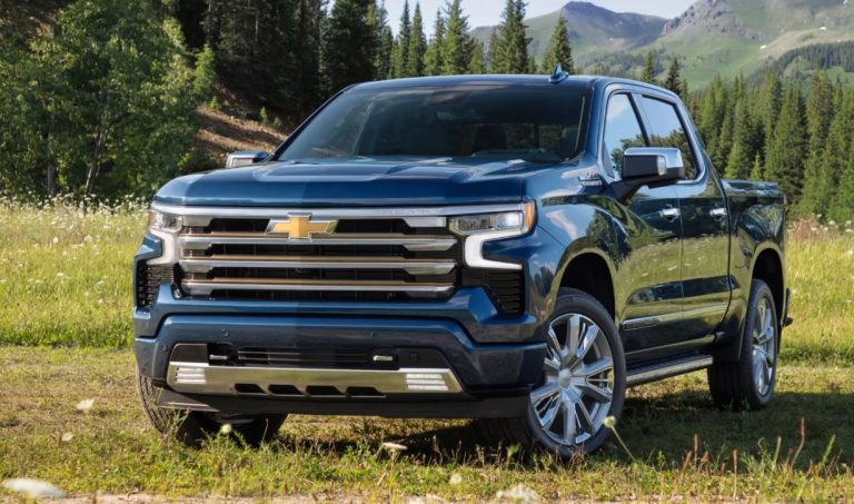 Chevrolet Silverado ZR2 bleu dans un paysage de montagne américain
