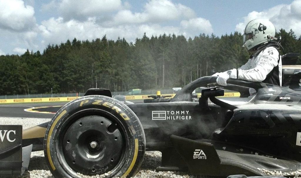 La monoplace APXGP après une sortie de piste dans le film F1 avec Brad Pitt