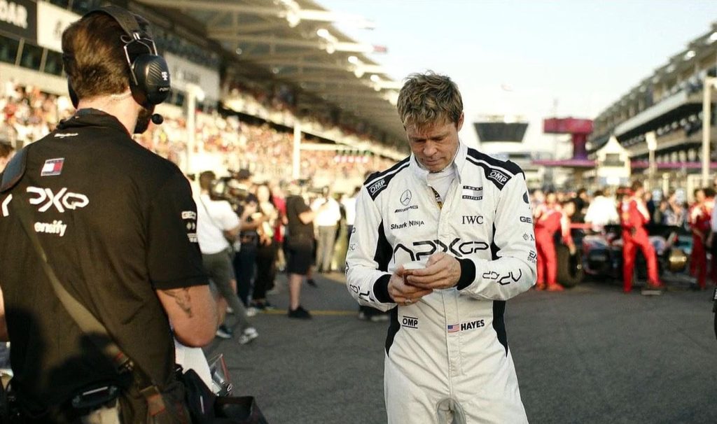 Brad Pitt sur la grille de départ pendant le tournage du film F1