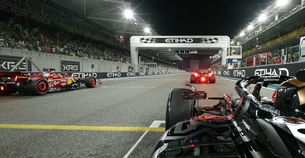 Vue embarquée de la monoplace APXGP au départ d'un Grand Prix dans le film F1