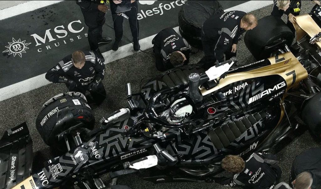Arrêt au stand de la monoplace APXGP pendant une course du film F1