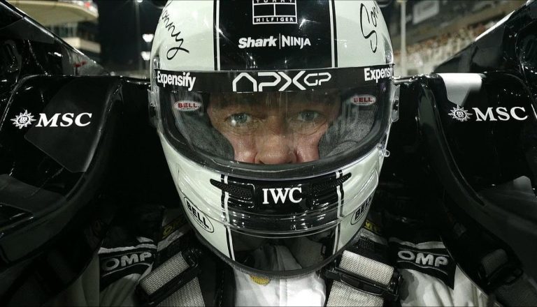 Brad Pitt au volant de la monoplace APXGP dans le film F1