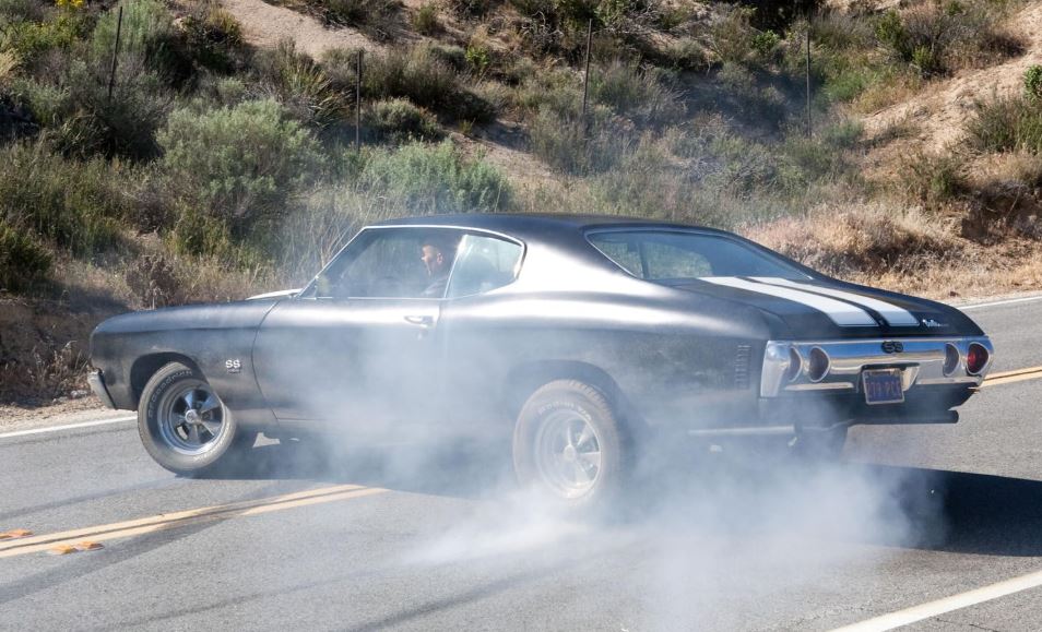 Chevrolet Chevelle SS 1970 effectuant un dérapage dans une scène du film Faster