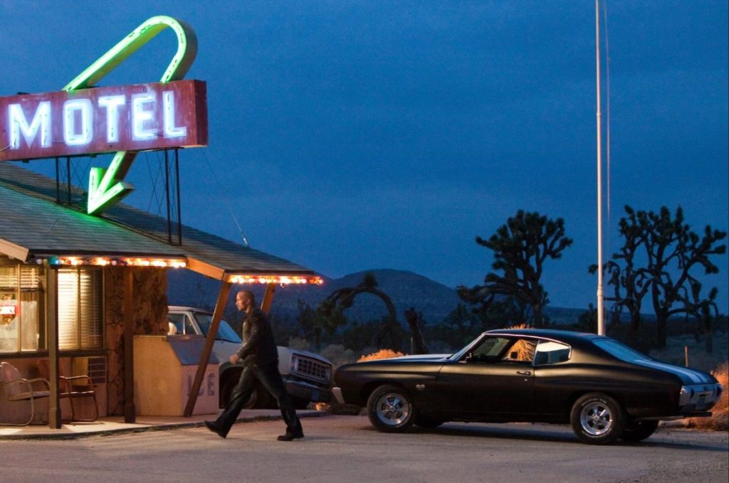 Chevrolet Chevelle SS noire stationnée devant un motel dans le film Faster