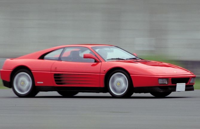 Ferrari 348 rouge en mouvement illustrant les performances de la sportive italienne